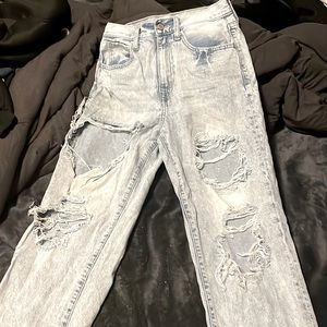 light wash, cute, affordable, on sell, cute, mom jeans, great fit